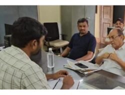 चिपळूण : पत्रकारांच्या बोंबाबोंब आंदोलनाला पाठिंबा देत शौकतभाई मुकादम यांनी अधिकाऱ्यांना धरले धारेवर
