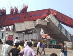 Chiplun Bridge Collapse: चिपळूणमधील  निर्माणाधीन उड्डाणपूल कोसळला नागरिकांची पळापळ, पाहा थरारक घटनेचा VIDEO