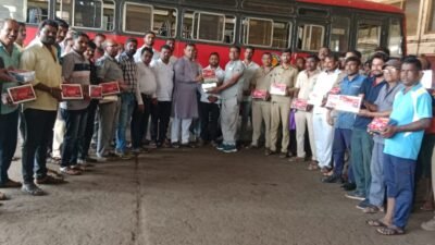 गुहागर : महाराष्ट्र नवनिर्माण सेना गुहागर च्या वतीने एस.टी.चे अधिकारी, कर्मचारी यांना फराळाचे वाटप.