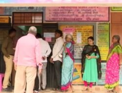 रत्नागिरी : जिल्हयातील 16 सार्वत्रिक ग्रामपंचायती तर 117 ग्रामपंचायतीमधील रिक्त सदस्यांच्या पोटनिवडणूकांसाठी मतदान