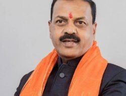 खेड : एसटीच्या भाडेवाढी विरोधात माजी आमदार संजय कदम यांचे निवेदन