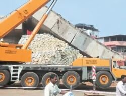 चिपळूण : बहादूरशेखनाका येथे कोसळलेल्या पुलावरील लाँचर काढला