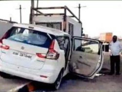 खेड : बोरज टोल नाक्यावर कार धडकली