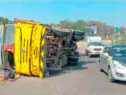 खेड : भरणे जगबुडी पुलावर कंटेनर कोसळला