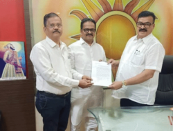 रत्नागिरी : डांबर घोटाळा प्रकरणी एफआयआर दाखल करण्यास टाळाटाळ; मिलिंद कीर यांनी घेतली भास्कर जाधवांची भेट