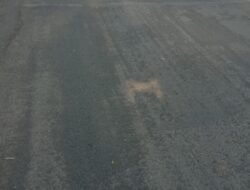 Chiplun चिपळूण : उक्ताड-गुहागर नाका डांबरीकरण रस्त्याचे काम निकृष्ट दर्जाचं, रस्त्याच्या बांधकामाच्या दर्जाबाबत नागरिकांची ओरड