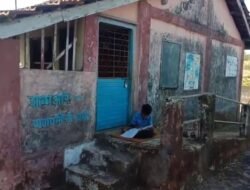 देवगड : शिक्षण मंत्री दीपक केसरकर यांच्या जिल्ह्यातच विद्यार्थी शाळेच्या बाहेर घेतायत शिक्षणाचे धडे