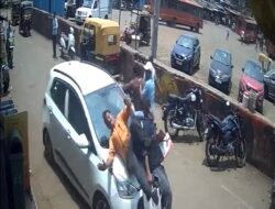 मंडणगड : कारने 2 तरुणांना उडवले, अपघात CCTVत कैद