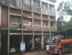 चिपळूण : नगरपरिषदेची इमारत धोकादायक, प्रशासनाने उभारला फलक