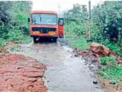 खेड : मातीचा भराव रस्त्यावर आल्याने एसटी अडकली