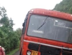 चिपळूण : पेवे पांगारी  एसटी बस कलंडली