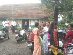 चिपळूण : ताईंना भाऊंची प्रतीक्षा, तलाठी भाऊसाहेब भरदुपारी कार्यालयात, महिला भर पावसात ताटकळत उभे