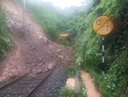 खेड: दिवाण खवटी नातुवाडी टनल जवळ रेल्वे रुळावर दरड कोसळली