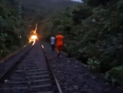 कोकण रेल्वे 14 तास उलटूनही ठप्प, प्रवासी एक्स्प्रेस गाड्यांमध्ये अडकून