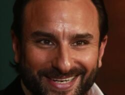 मुंबई : अभिनेता सैफ अलि खानवर हल्ला सैफच्या मानेवर 10 सेमीची जखम, हातावर 10 वार, पाठीत धारदार शस्त्रही खुपसलं; मध्यरात्री 2 वाजता नेमकं काय घडलं?