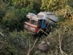 खेड : भोस्ते घाटात मालवाहू टँकर दरीत कोसळला, चालक बचावला