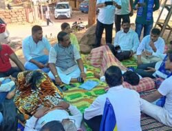 गुहागर : पोलीस स्थानकाबाहेर अडुर बौद्ध ग्रामस्थांचे उपोषण; वंचितचे जिल्हाध्यक्ष अण्णा जाधव यांची उपोषणस्थळी भेट, उपविभागीय पोलीस अधिकारी राजमाने, तहसीलदार यांच्याशी चर्चा