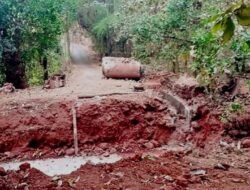 रत्नागिरी : आळशी ठेकेदाराने केवळ रस्ता खणून ठेवला, मोरीचे काम अपूर्ण