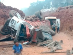 रत्नागिरी : बावनदी येथे ट्रकचा अपघात