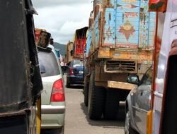 दापोली : वाहतुक कोडींमुळे खेड-दापोली मार्गावरील अवजड वाहनं दस्तूरी मार्गे वळवली