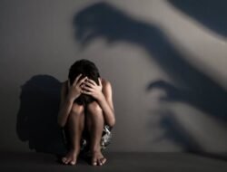 संगमेश्वर : धक्कादायक – घरात एकटी, अल्पवयीन मुलीचे तोंड दाबून अत्याचार