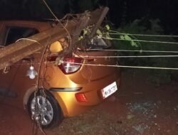 राजापूर : धोपेश्वर खंडेवाडीत चारचाकीवर विद्युत पोल कोसळुन नुकसान