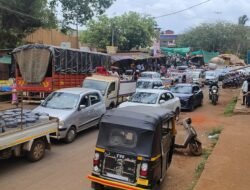 दापोली : शहरात पर्यटकांची प्रचंड गर्दी, वाहतूक कोंडीमुळे नागरिक त्रस्त