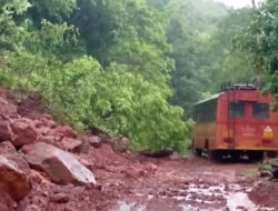 गुहागर :भातगाव वडाचीवाडी येथे रस्त्यावर दरड कोसळली