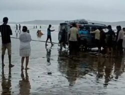 रत्नागिरी : पर्यटकांच्या दोन गाड्या आरे-वारे समुद्रकिनारी अडकल्या