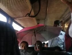 रत्नागिरी : गळक्या बसमधून छत्री धरून प्रवास करण्याची वेळ