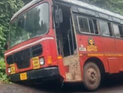 गुहागर : महावितरण आणि एअरटेलने केबल टाकण्यासाठी केलेल्या खोदकामामुळे एसटी बस खड्यात
