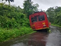 दाभोळ दापोली रोडवरील साईड पट्टी खचली, सुदैवाने एसटी बस अपघात टळला, अपघात होण्याची शक्यता