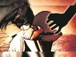 खेड : शिकवण्याच्या नावाखाली अल्पवयीन विद्यार्थिनीचा विनयभंग, शिक्षकाविरोधात गुन्हा दाखल, व्हिडिओ आणि फोटो मोबाईलमध्ये रेकॉर्ड
