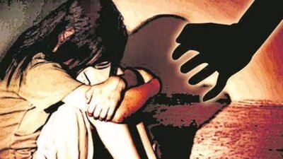खेड : शिकवण्याच्या नावाखाली अल्पवयीन विद्यार्थिनीचा विनयभंग, शिक्षकाविरोधात गुन्हा दाखल, व्हिडिओ आणि फोटो मोबाईलमध्ये रेकॉर्ड