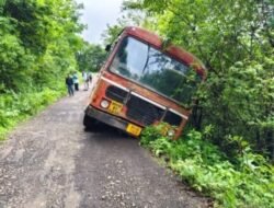 गुहागर : परचुरी येथे एसटी बस कलंडली