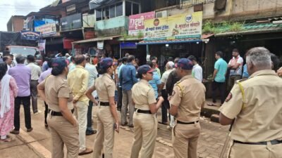 शृंगारतळी : अखेर बाजारपेठ मधील पिकअप शेडच्या कामाला पोलीस बंदोबस्तात सुरुवात