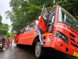 संगमेश्वर : कातूर्डी संगमेश्वर एसटी कोंड उमरे येथे घसरली, रिक्षाला साईट देताना अपघात