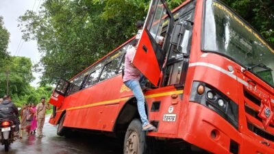 संगमेश्वर : कातूर्डी संगमेश्वर एसटी कोंड उमरे येथे घसरली, रिक्षाला साईट देताना अपघात