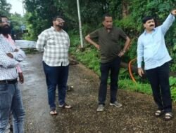 चिपळूण : पिंपळी येथे कोसळलेल्या पुलाची भाजप नेते प्रशांत यादव यांनी केली पाहणी, पुलाबाबत मुख्यमंत्री फडणवीस यांना निवेदन