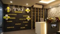 “तारीख पे तारीख…”, देणाऱ्या TWJ ची तारीख निघाली, कोट्यवधींचा गंडा, समीर नार्वेकरवर गुन्हा दाखल, 4 टक्के व्याजाचे आमिष दाखवून फसवलं