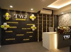 “तारीख पे तारीख…”, देणाऱ्या TWJ ची तारीख निघाली, कोट्यवधींचा गंडा, समीर नार्वेकरवर गुन्हा दाखल, 4 टक्के व्याजाचे आमिष दाखवून फसवलं