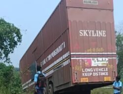 राजापूर : वाटूळ येथे कंटेनरला अपघात, क्लिनर जखमी