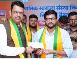 दापोली : जालगावचे सरपंच अक्षय फाटक यांच्याकडून मुख्यमंत्री सहाय्यता निधीसाठी 1 लाख 11 हजार 111 रुपयांचा देणगी