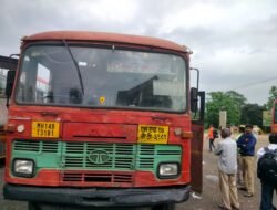 दापोली : मुळशी येथे दापोलीकडे येणारी एस.टी. बस बंद, वारंवार बंद पडणाऱ्या एस.टी. बसांविरोधात प्रवाशांचा संताप, नव्या गाडीची मागणी