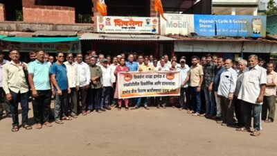 दाभोळ : अनियमित वीजपुरवठ्याविरोधात शिवसेनेचा महावितरण कार्यालयावर मोर्चा