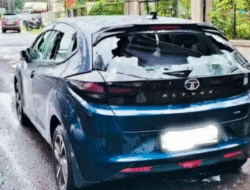 चिपळूण : पतीवरचा राग गाडीवर, पत्नीने पोलीस स्टेशनसमोरच गाडी फोडली