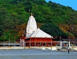 गणपतीपुळे : समुद्रात बुडणाऱ्या तरुणाला वाचवले