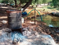 चिपळूण : वालोपे येथे गावठी दारूच्या हातभट्टीवर धाड, १.८२ लाखांचा मुद्देमाल जप्त