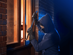 दापोली : घराचा दरवाजा उघडा ठेऊन कुटुंबीय बाहेर, घरफोडी करून तब्बल 12 लाख 10 हजारांचा मुद्देमाल लंपास