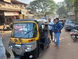 दापोली : एसटी स्टँडसमोर किरकोळ अपघात, पिकअप टेम्पोची रिक्षेला धडक